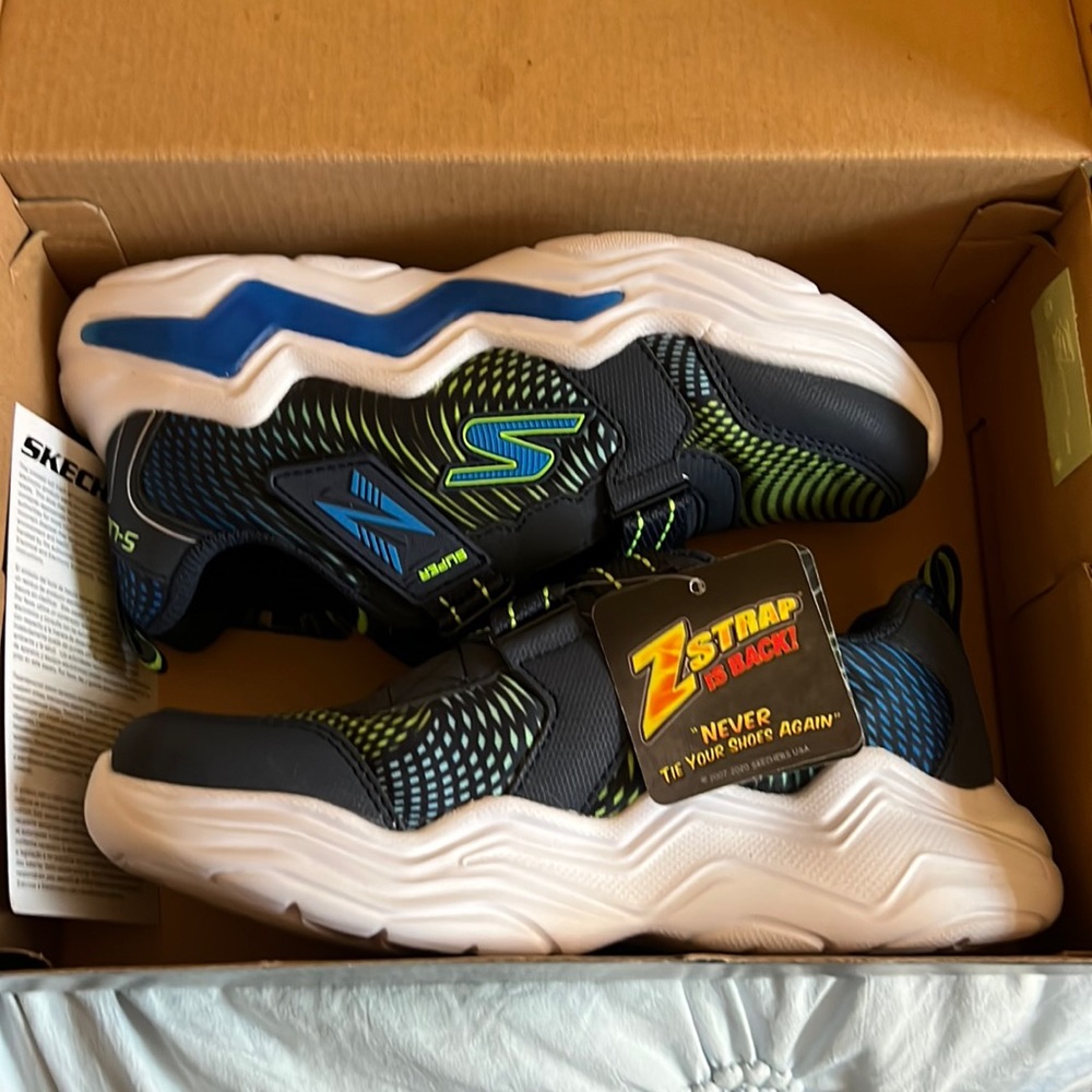 Boys Skechers Erupters IV Navy/Lime light up sneakers size 2 ***Brand New***